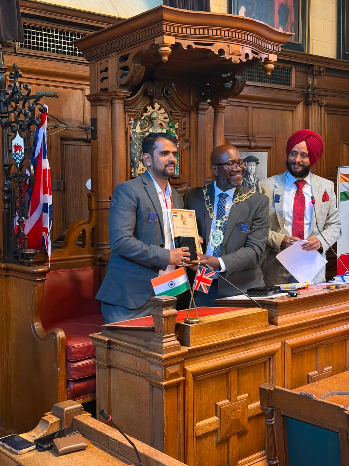 Dr. Manju Devaraj with the Mahatma Gandhi Leadership Award medal
